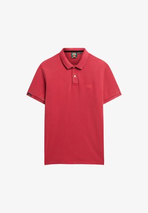 Polo shirt rouge en coton, avec un col classique, des manches courtes et un logo brodé sur la poitrine. Conception à hémisphère plat.