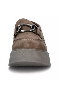 Scarpa in suede marrone con punta tonda, caratterizzata da una prominente catena metallica argentata sull'upper e una suola bianca rialzata.