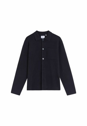 Donkerblauwe button-up blouse van zacht materiaal. Kenmerkt zich door een kraag, lange mouwen en een borstzak met een ronde flap.