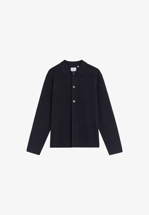 Donkerblauwe button-up blouse van zacht materiaal. Kenmerkt zich door een kraag, lange mouwen en een borstzak met een ronde flap.