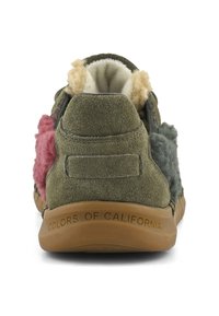 Grüne Wildleder-Sneaker mit strukturierten Akzenten in Pink und Grau, ausgestattet mit einer Gummisohle und einer geprägten Markenkennung an der Ferse.