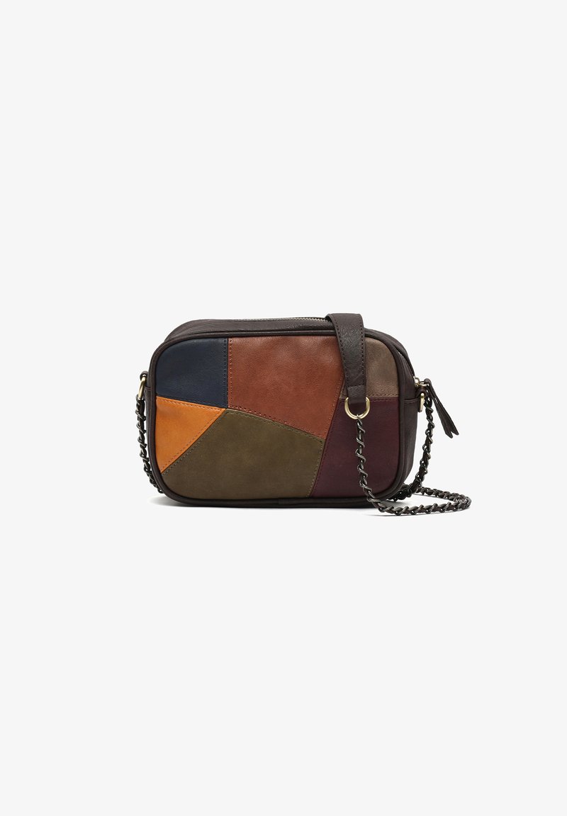 Piccola borsa a tracolla rettangolare in pelle con frontale a patchwork multicolore e tracolla in catena metallica scura su sfondo bianco.