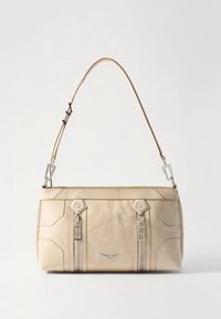 Beige Lederhandtasche mit rechteckiger Form, silbernen Beschlägen, zwei Reißverschlüssen vorne und strukturierten Details. Verstellbarer Schulterriemen inklusive.