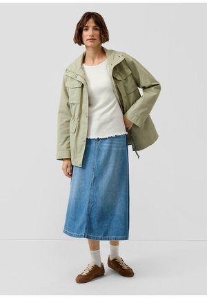 - Bluzka z długim rękawem