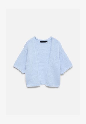 Šviesiai mėlynas megztinis kardiganas su atvira priekiu ir trumpomis rankovėmis, pateiktas išlygintas ant balto fono.