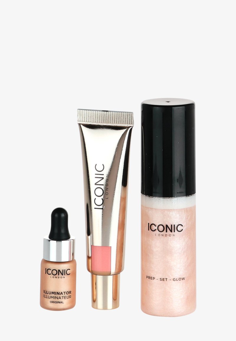 Tre prodotti cosmetici: un illuminante liquido dorato, un evidenziatore in tubo metallico e uno spray scintillante rosa, tutti etichettati "ICONIC LONDON."
