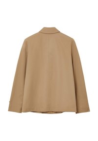 Giacca leggera color beige chiaro con un design semplice, colletto a risvolto e una trama sottile. Presenta una ventola posteriore e un dettaglio con zip all'orlo.