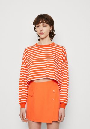 ONLY ONLMAY CROPPED - Μπλούζα με μακριά μανίκια - flame/bright white