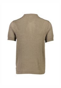 Beige kortärmad polo skjorta med en texturerad, perforerad mönster och ribbad krage. Har en rak nederkant och subtil logotypdetalj längst ner.