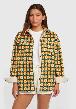 Srajčna srajca jakna s velikimi oranžnimi in belimi cvetovi na modrozeleni podlagi, z ovratnikom, gumbi spredaj in manšetami na rokavih.