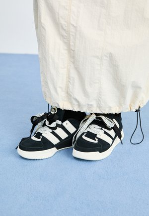 FORUM 2000 UNISEX - Sportcipő - core black/off white