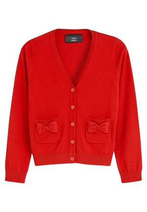 Cardigan boutonné rouge à manches longues, avec deux poches avant chacune ornée d'un nœud en tissu, et un col en V.