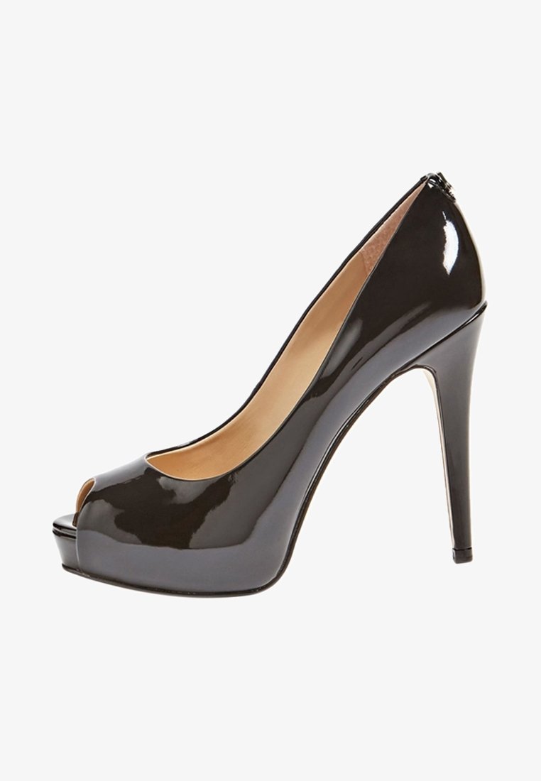 Escarpin à bout ouvert en cuir verni noir avec plateforme et talon aiguille élancé, vue de côté sur fond blanc.