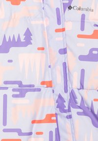 Doudoune lilas avec des motifs abstraits en rose, orange et violet foncé; présente une texture matelassée et un logo Columbia dans le coin.