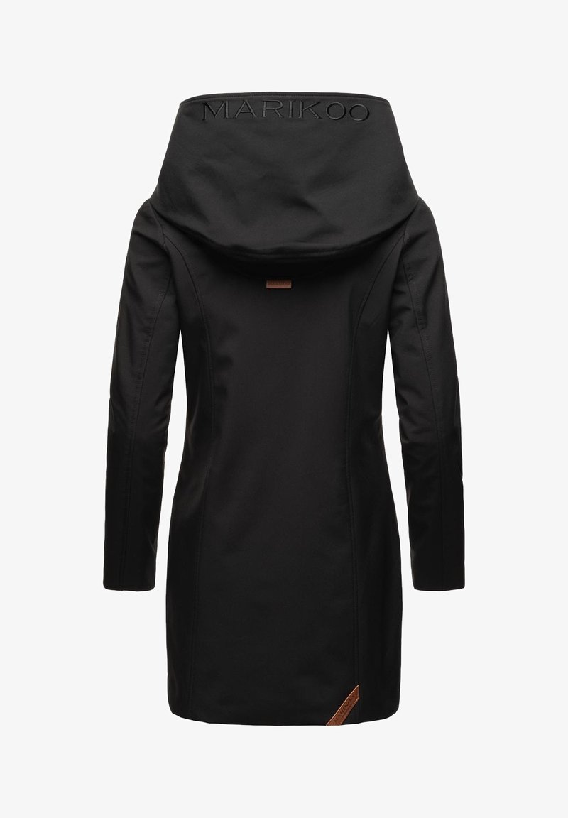 Manteau imperméable noir avec col montant, manches longues et détail de logo texturé au dos, avec une étiquette accent beige à l'ourlet.