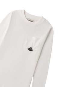 Weißes Langarmhemd aus Baumwolle, mit einer linken Brusttasche und einem dreieckigen Logo-Patch, runder Ausschnitt und weicher Textur.