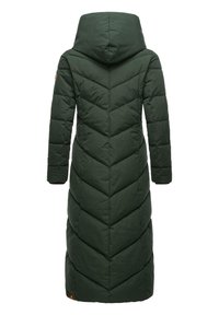Lange groene pufferjas met capuchon, voorzien van een chevron-quiltontwerp, lange mouwen en een merkpatch aan de onderzijde aan de linkerkant.