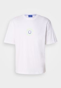 Weißes Kurzarm-T-Shirt mit Rundhalsausschnitt, mit kleinem blauen und grünen kreisförmigen "Powered by Sunshine"-Logo und "HUGO"-Etikett im Kragen.