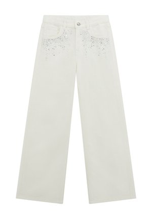 Jeans bianchi a gamba larga realizzati in cotone resistente, con borchie decorative in argento intorno alle tasche, completati da una chiusura a bottone classica.