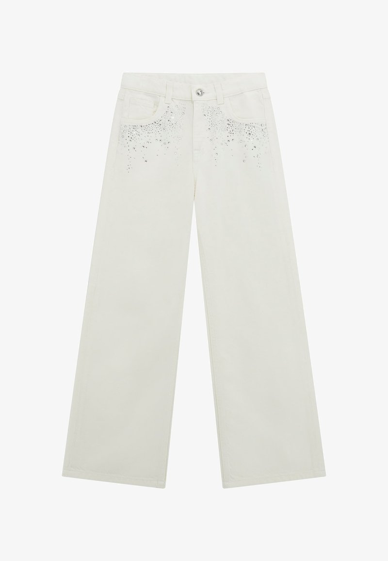 Jeans bianchi a gamba larga realizzati in cotone resistente, con borchie decorative in argento intorno alle tasche, completati da una chiusura a bottone classica.