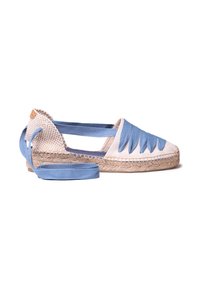 Espadrillas blu e beige con tomaia in tessuto intrecciato, fasce decorative blu e suola avvolta in juta. Presentano un design con punta arrotondata e tacco piatto.