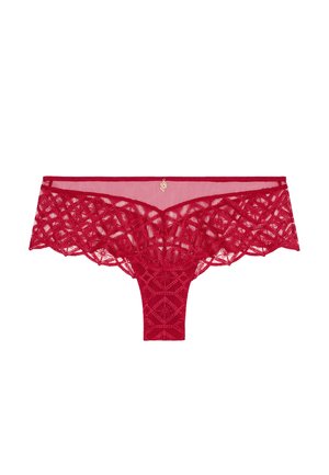 Culotte en dentelle rouge avec un panneau en mesh transparent, présentant des motifs géométriques et des bords festonnés, ornée d'un petit charme décoratif.