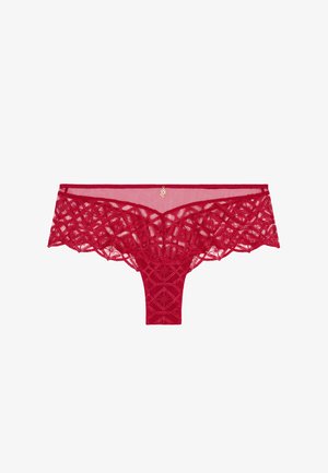 Culotte en dentelle rouge avec un panneau en mesh transparent, présentant des motifs géométriques et des bords festonnés, ornée d'un petit charme décoratif.
