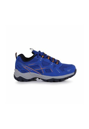 Blauer wasserdichter Wanderschuh mit schwarzen und orangen Details und dicker grauer und schwarzer Sohle, von der Seite auf weißem Hintergrund abgebildet.