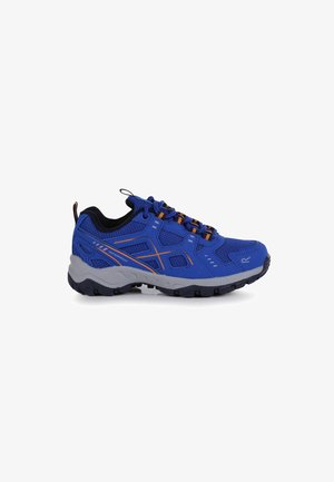 Scarpa da trekking impermeabile blu con dettagli neri e arancioni e suola spessa grigia e nera, vista di profilo su sfondo bianco.