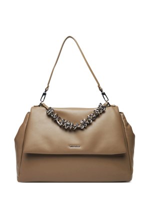 Beżowa skórzana torebka z marszczonym srebrnym łańcuszkiem na przedniej klapie i wąskim paskiem na ramię.