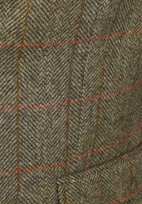 Tweedstof in groen- en bruintinten met een visgraatpatroon. Rode en oranje accentstrepen kruisen het ontwerp.