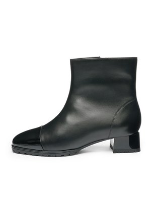 Zwarte leren enkellaars met een lage blokhak, glanzende neuskap en profielzool, gezien van de buitenkant.