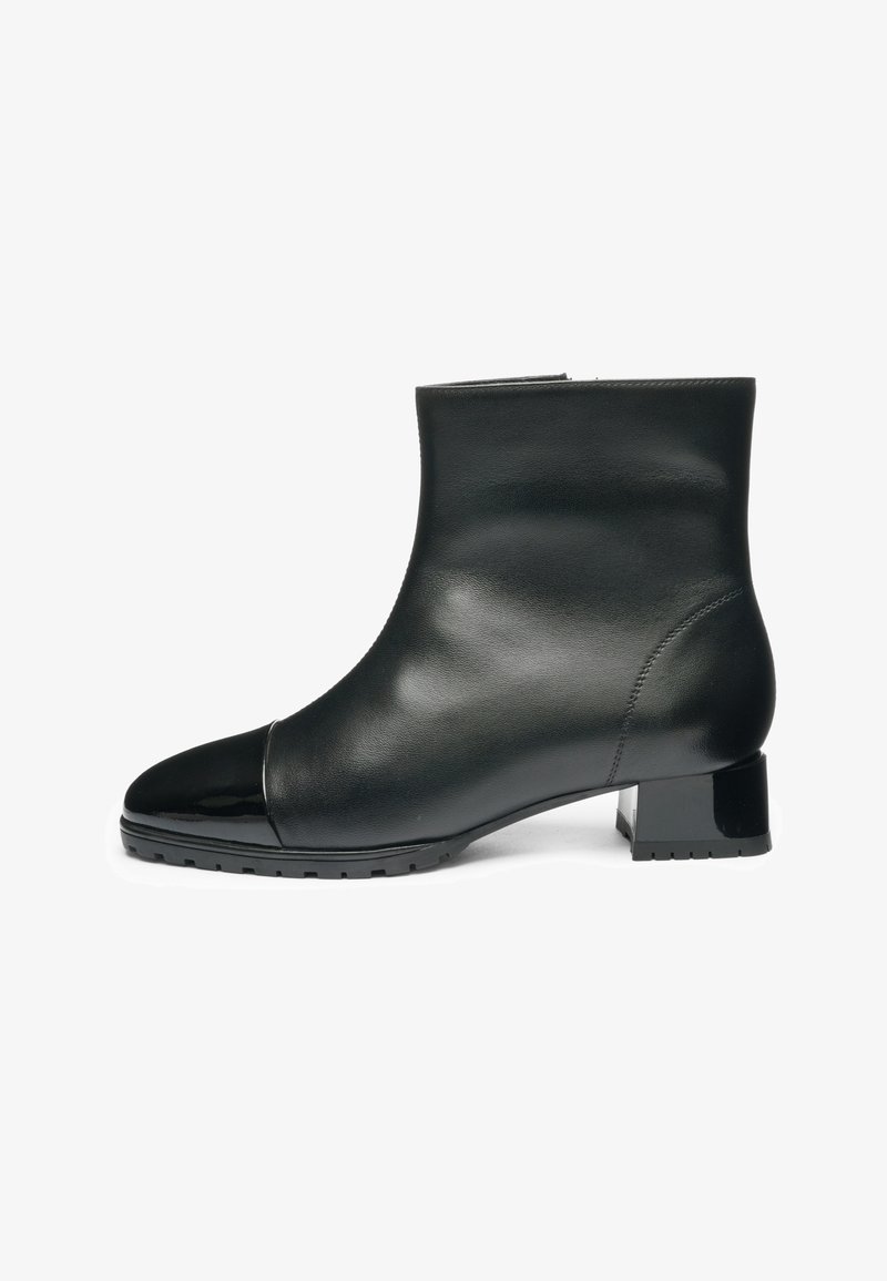 Bottine en cuir noir avec un petit talon carré, bout vernis brillant et semelle crantée, vue de côté extérieur.