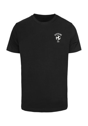 Sort bomulds T-shirt med korte ærmer, der har hvid tekst "Deutschland 2024" og et fodboldgrafik på den øverste venstre bryst.
