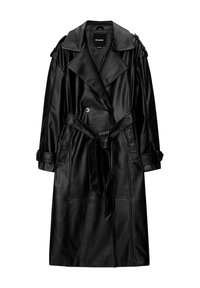 Czarny płaszcz trench z imitacji skóry, z podwójnym zapięciem z przodu, szerokim kołnierzem, paskiem w talii i wyraźnie zaznaczonymi ramionami. Posiada boczne kieszenie.
