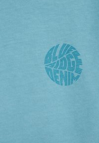 Jasnoniebieska koszulka z krótkim rękawem z teksturowaną, okrągłą grafiką w ciemnoniebieskim kolorze z napisem "ALIVE DENIM". Gładki materiał, prosty design.