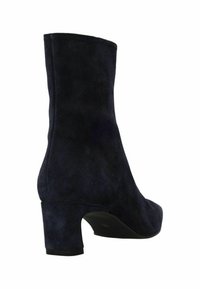 Wildleder-Ankle-Boot in Dunkelblau, mit abgerundetem Zehenbereich, einem stabilen Mittelhochschirm und einer glatten Textur sowie einer eleganten Silhouette.