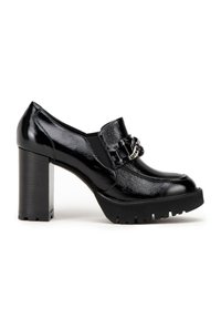 Černá vysoká podpatek boty vyrobená z lesklého syntetického materiálu, s masivním podpatkem, kulatou špičkou a dekoračním kovovým prvkem na nártu.