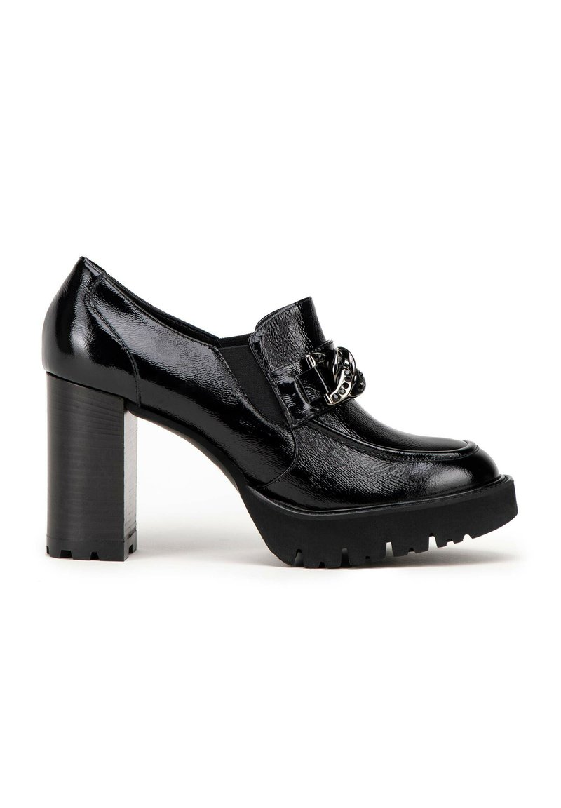 Černá vysoká podpatek boty vyrobená z lesklého syntetického materiálu, s masivním podpatkem, kulatou špičkou a dekoračním kovovým prvkem na nártu.