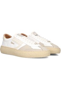 Sneakers bianchi con accenti in suede beige, suola in gomma testurizzata e design con lacci. Presentano il logo di lato e un'etichetta in pelle sul tallone.