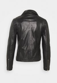 Černá kožená bunda s prošívanými kulatými loketními výztuhami a zipy na manžetách, zobrazená zezadu na jednoduchém světlém pozadí.