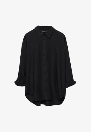 Chemise noire à manches longues, à boutons, avec un col pointu, coupe décontractée, manches retroussées et ourlet légèrement arrondi, fabriquée en tissu lisse.