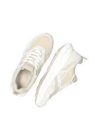 Scarpe sportive beige realizzate in mesh e suede, con una spessa suola bianca, dettagli testurizzati e un design con lacci.