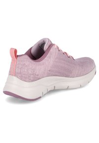 Ljust lila träningsskor med en texturerad stickad ovandel, förstärkt häl och en vit mellansula med rosa accenter.