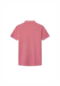 Polo tričko s krátkym rukávom z mäkkej, svetloružovej tkaniny. Obsahuje klasický golier a rovný strih, bez viditeľných vzorov alebo akcentov.