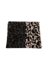 bufanda de estampado de leopardo que presenta dos secciones: una negra con manchas oscuras y la otra beige con manchas negras. Textura suave con bordes deshilachados.
