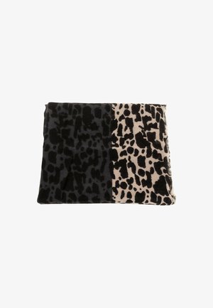 bufanda de estampado de leopardo que presenta dos secciones: una negra con manchas oscuras y la otra beige con manchas negras. Textura suave con bordes deshilachados.