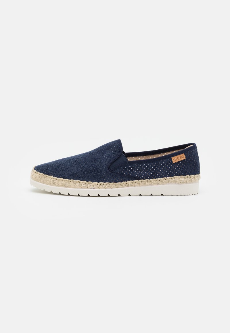 Scarpa slip-on navy in tessuto perforato, con suola intrecciata color crema e dettagli testurizzati. Presenta un logo discreto vicino al tallone.