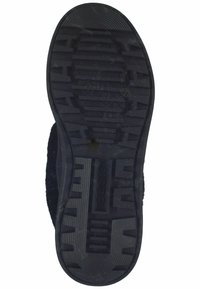 Suela de zapato de goma negra con una superficie texturizada y estampada para mayor agarre, que presenta surcos y crestas para mejorar la tracción y la estabilidad.