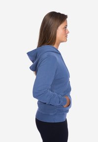 Blaues Baumwollhoodie mit einer Fronttasche, gerippten Bündchen und Saum, ausgestattet mit einer Kapuze mit Kordelzug und einem lässigen Schnitt. Glatte Textur.